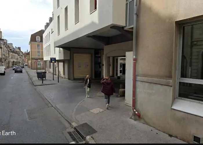 Le Saint B Au Pied De La Cathedrale Saint Benigne